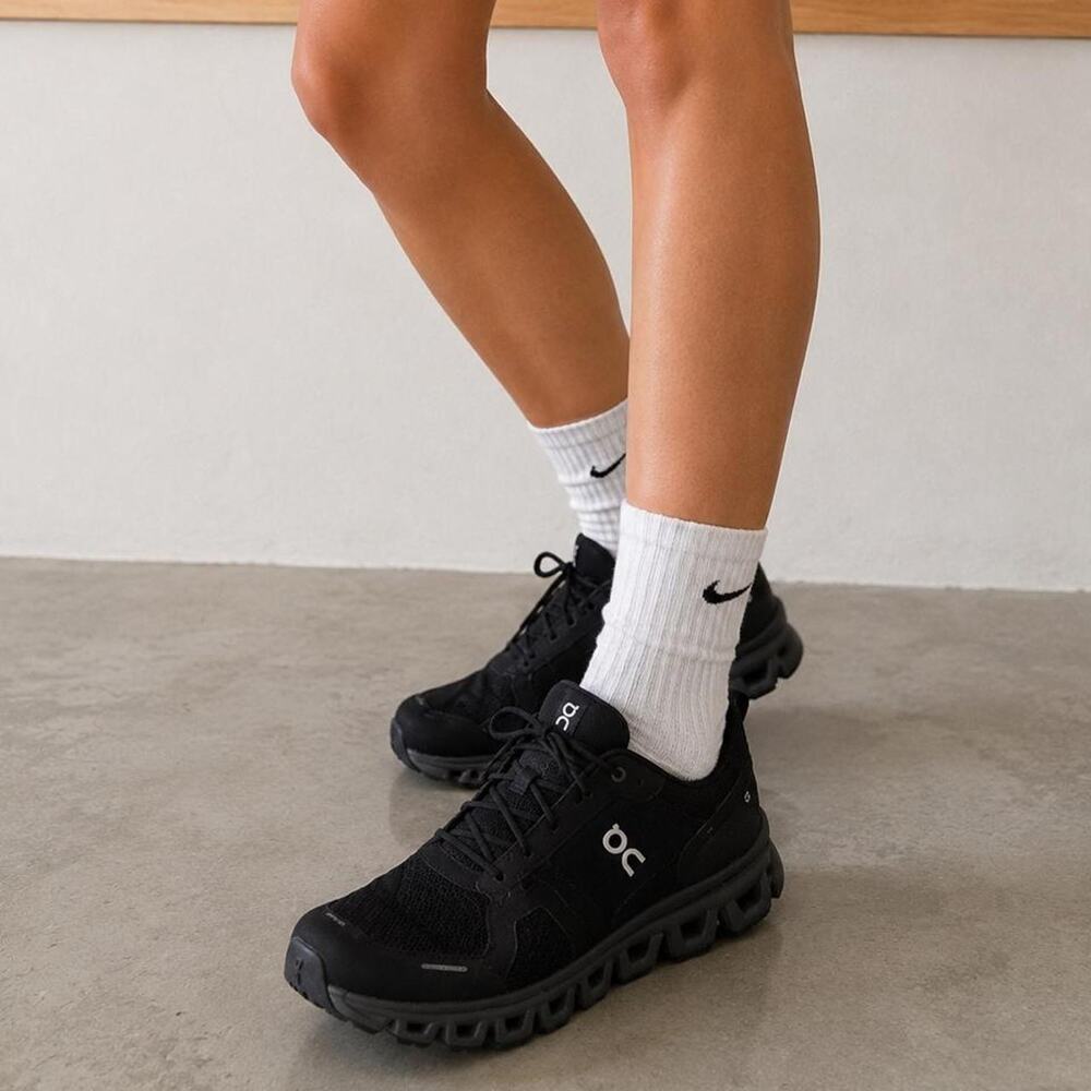 On running cloudswift black sneakers
